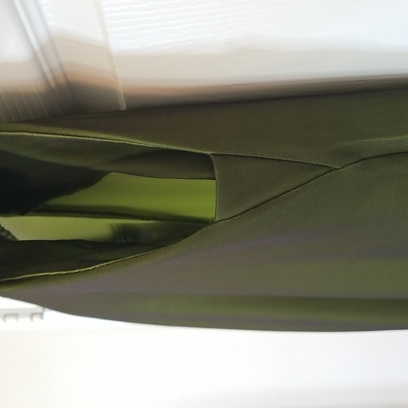 Badgley Mischka Green V-Neck Sleeveless Shirt - Picture 4 of 11